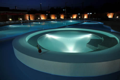 Piscina noaptea