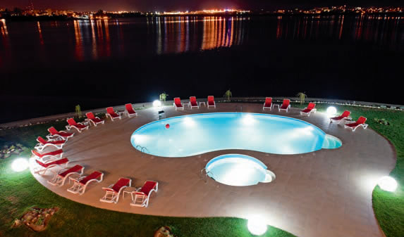 Piscina, noaptea